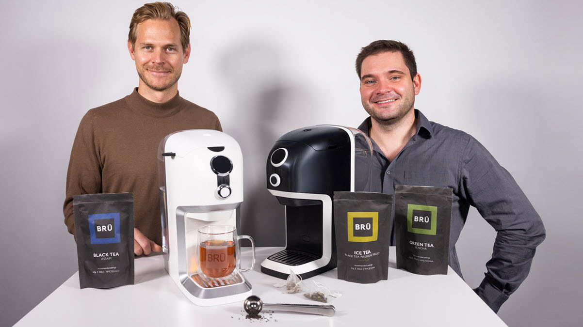 Founders Filip Carlsberg and Bogdan Krinitchko (right) with their BRU Maker One