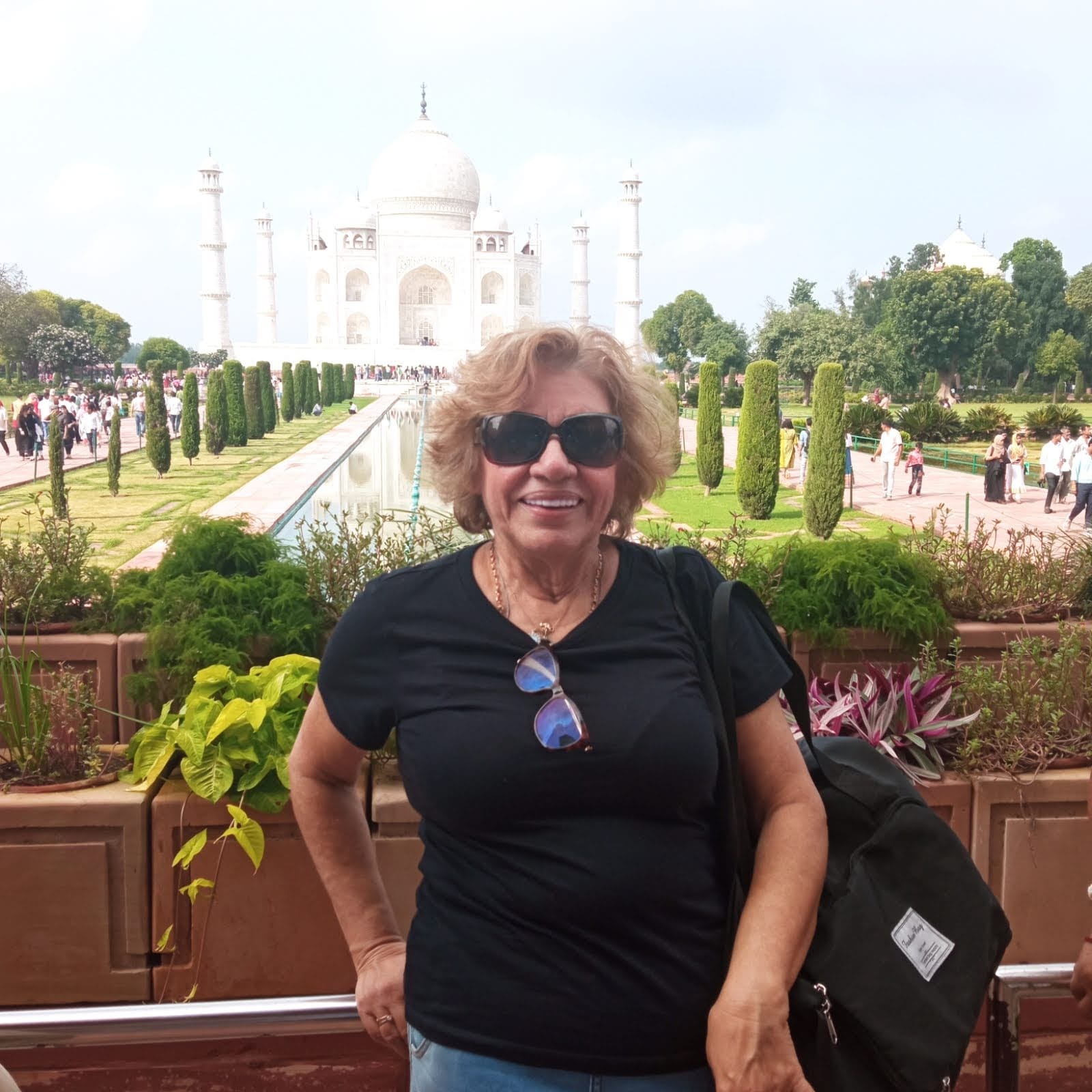 Elizeth in Agra in front of the iconic Taj Mahal